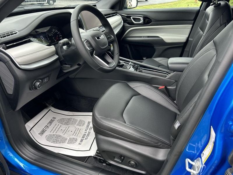 2025 Jeep Compass Limited photo 10