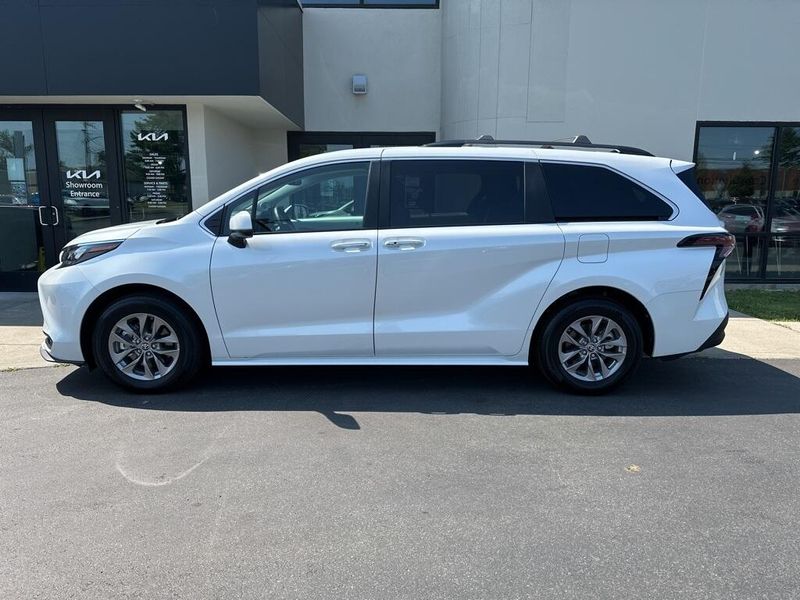 2025 Toyota Sienna XLEImage 8