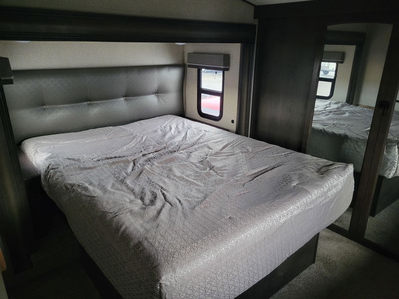 Used 2021 GRAND DESIGN M-320MKS Image 23