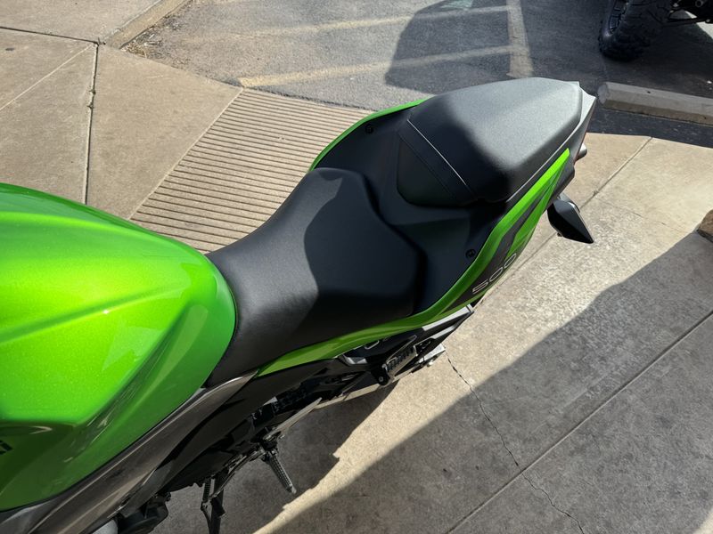 2024 Kawasaki Z500 ABS CANDY LIME GREEN METALLIC FLAT SPARK BLACK METALLIC GRAPHITE GRAYImage 10