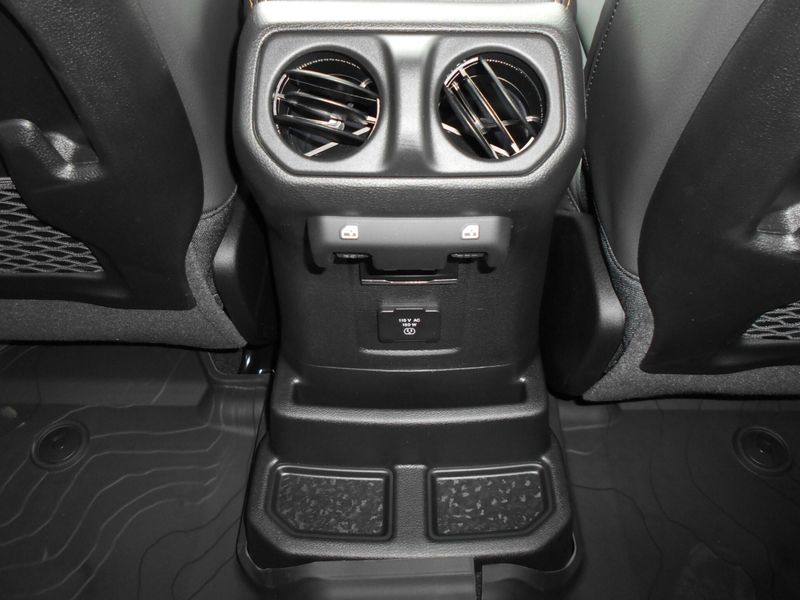 2025 Jeep Wrangler 4-door SaharaImage 17