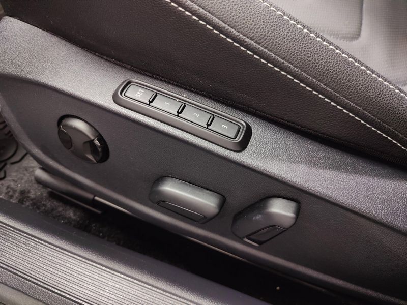 Used 2025 Volkswagen Jetta SEL w/Sunroof & NavigationImage 15