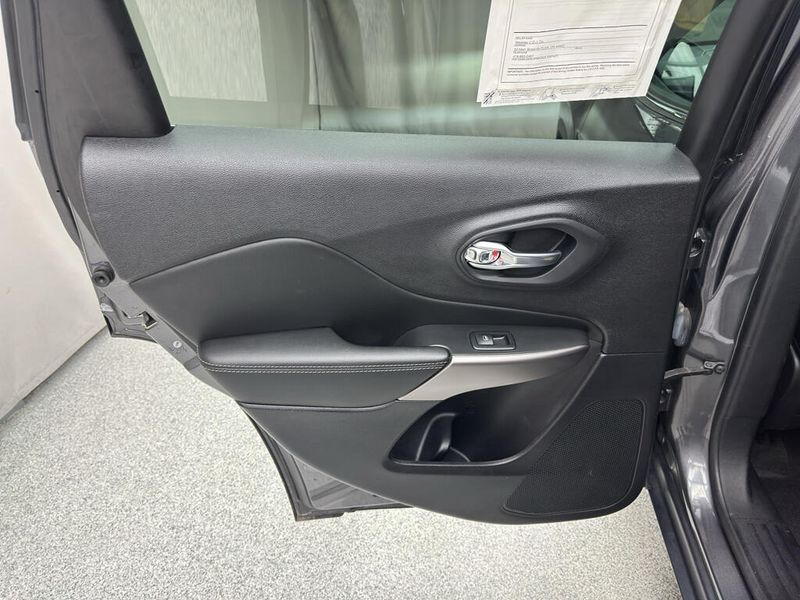 Used 2022 Jeep Cherokee Latitude LuxImage 13