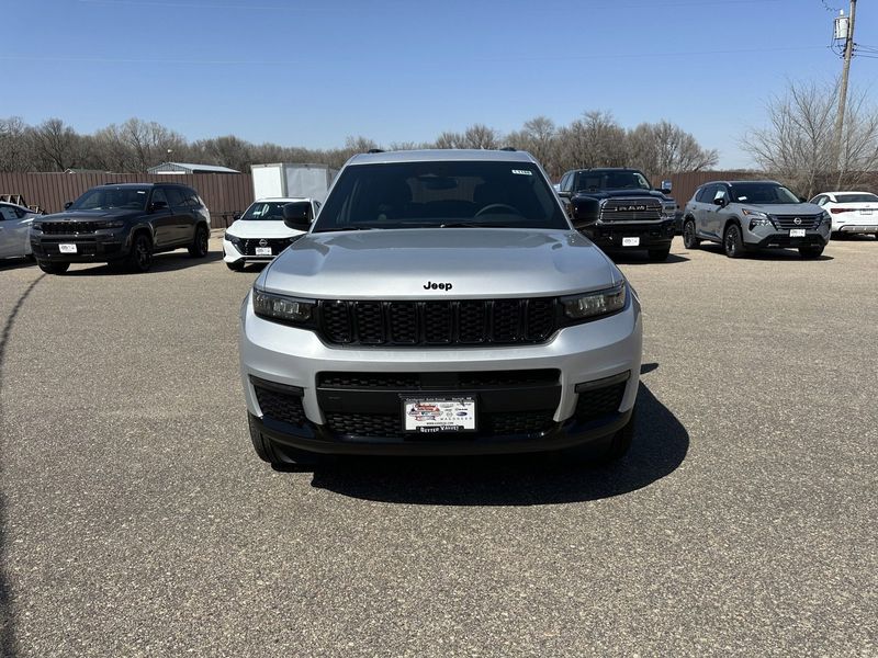 2024 Jeep Grand Cherokee L Limited 4x4Image 3