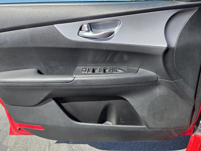Used 2023 Kia Forte LXS IVT