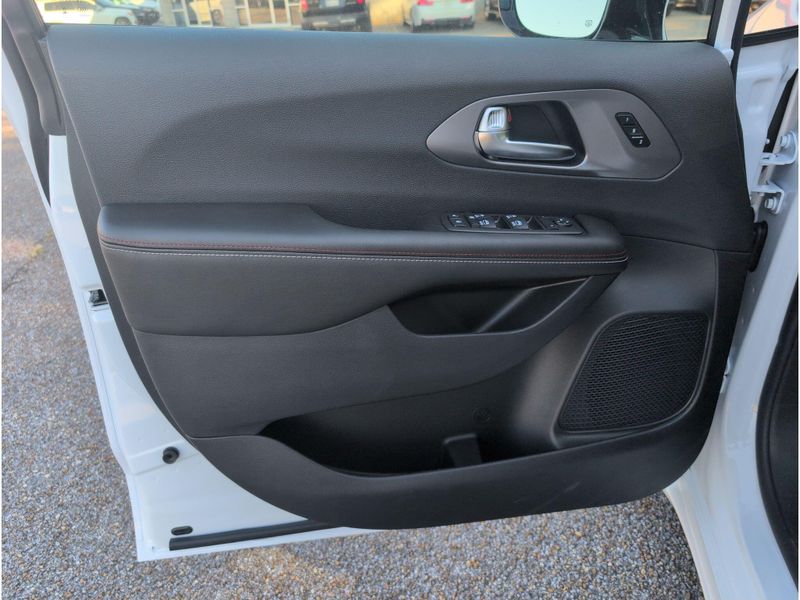 New 2027 Chrysler Pacifica SelectImage 32
