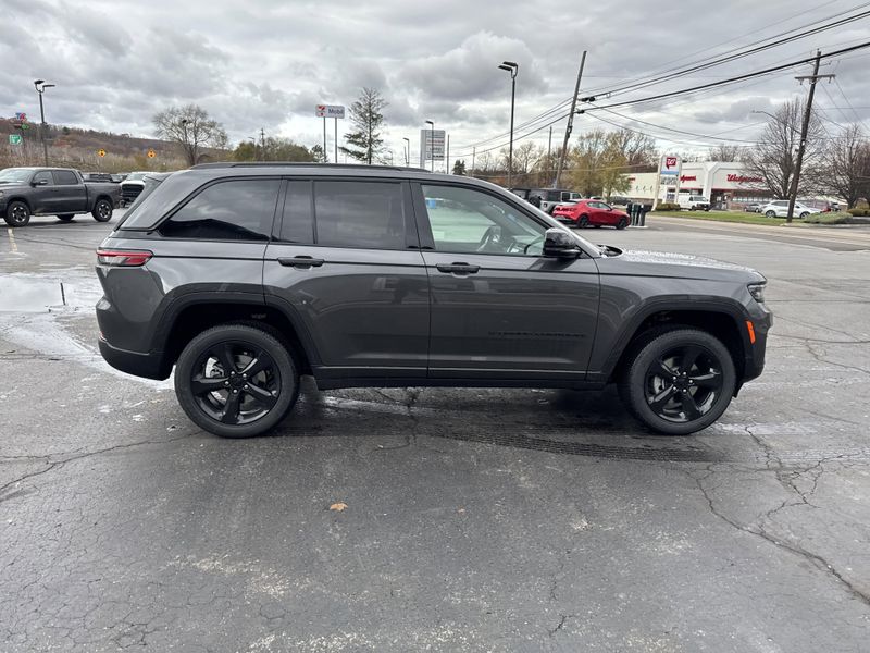 2025 Jeep Grand Cherokee Altitude photo 4