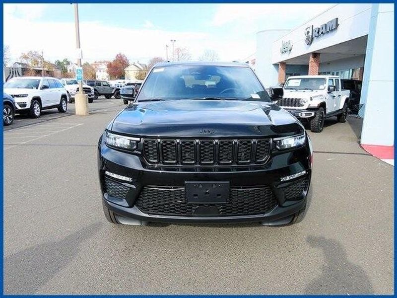 2025 Jeep Grand Cherokee Limited photo 3