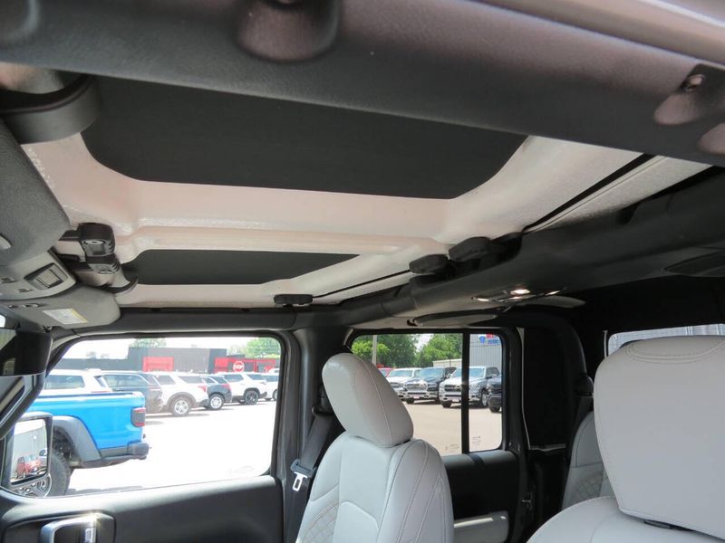 Used 2022 Jeep Gladiator High Altitude 4x4 4dr Crew Cab 5.0 ft. SBImage 11