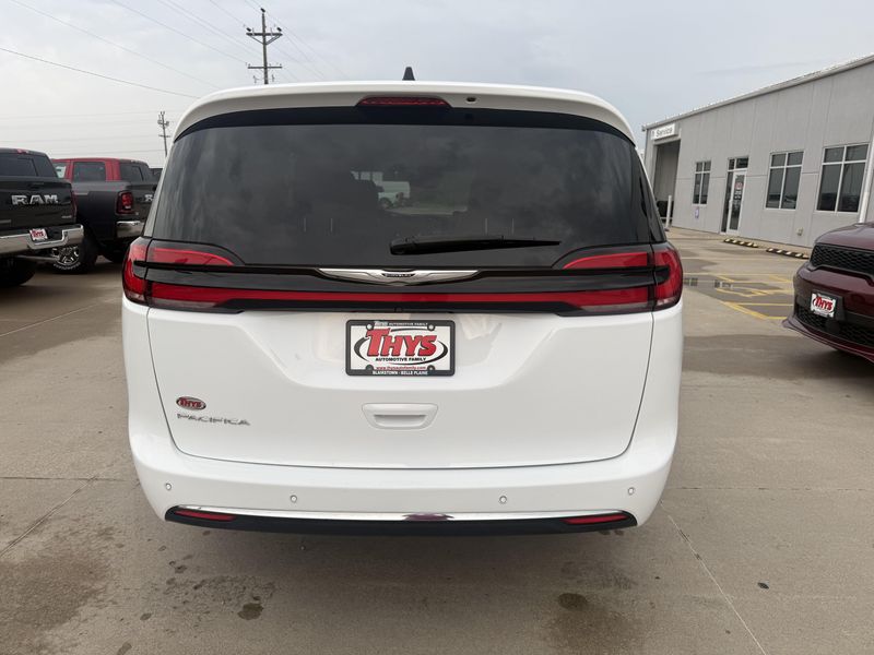 Used 2024 Chrysler Pacifica Touring LImage 35