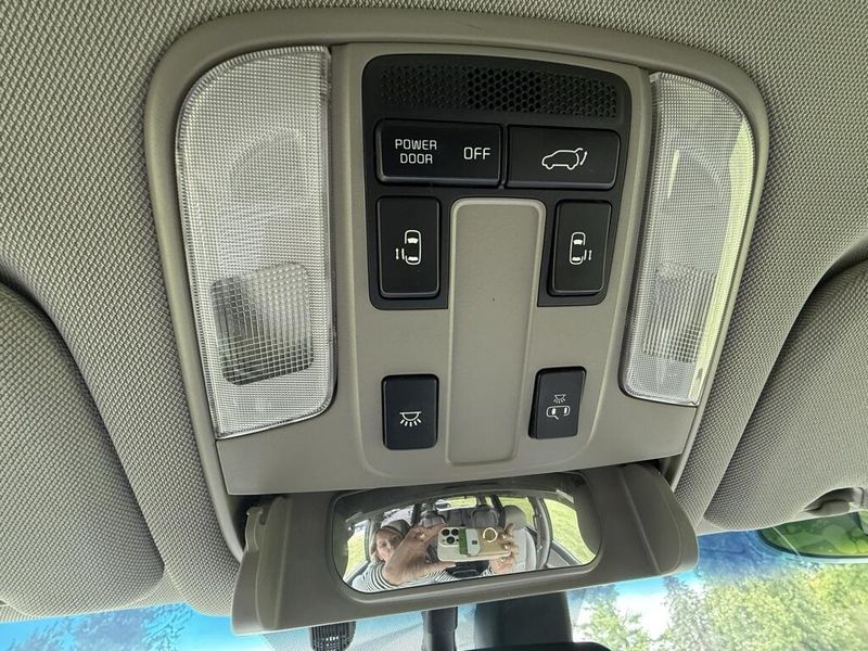 2017 Kia Sedona EX photo 27