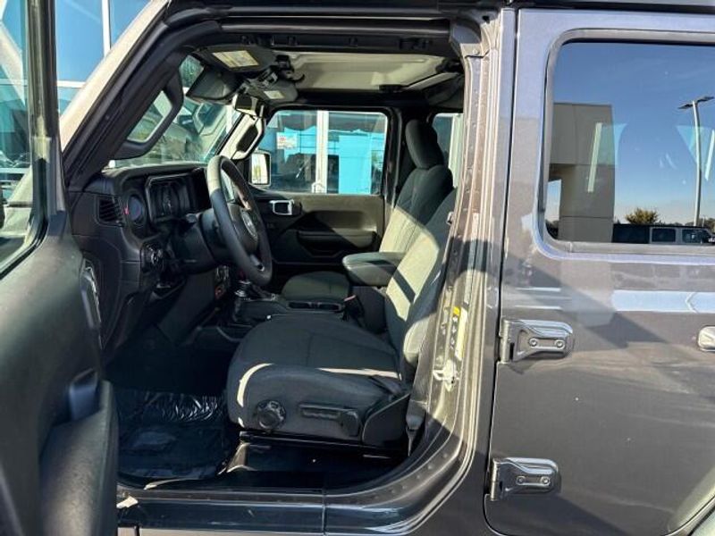 2024 Jeep Wrangler Rubicon photo 9