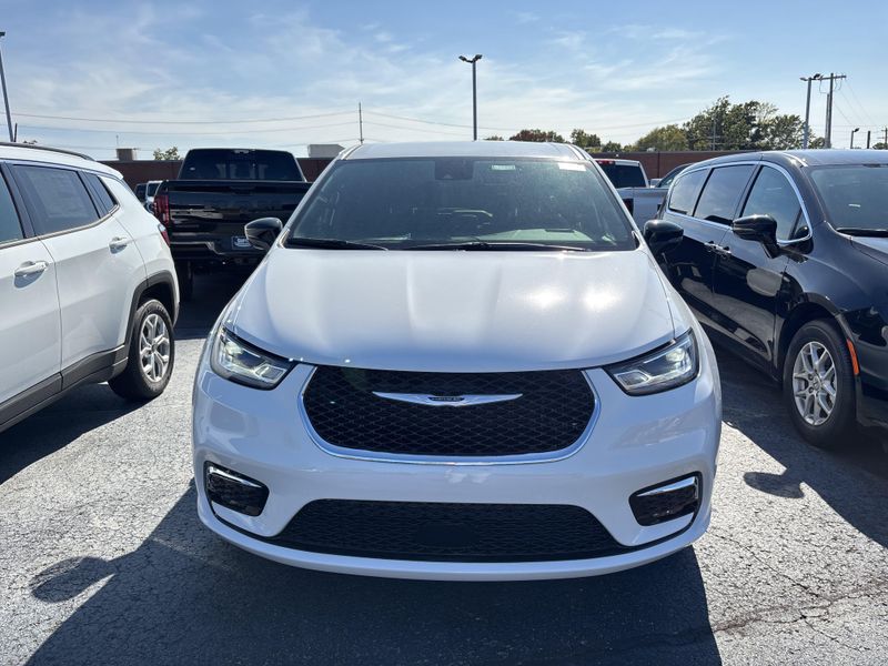New 2026 Chrysler Pacifica SelectImage 2