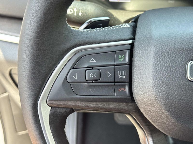 New 2026 Jeep Grand Cherokee Laredo Altitude 4x2