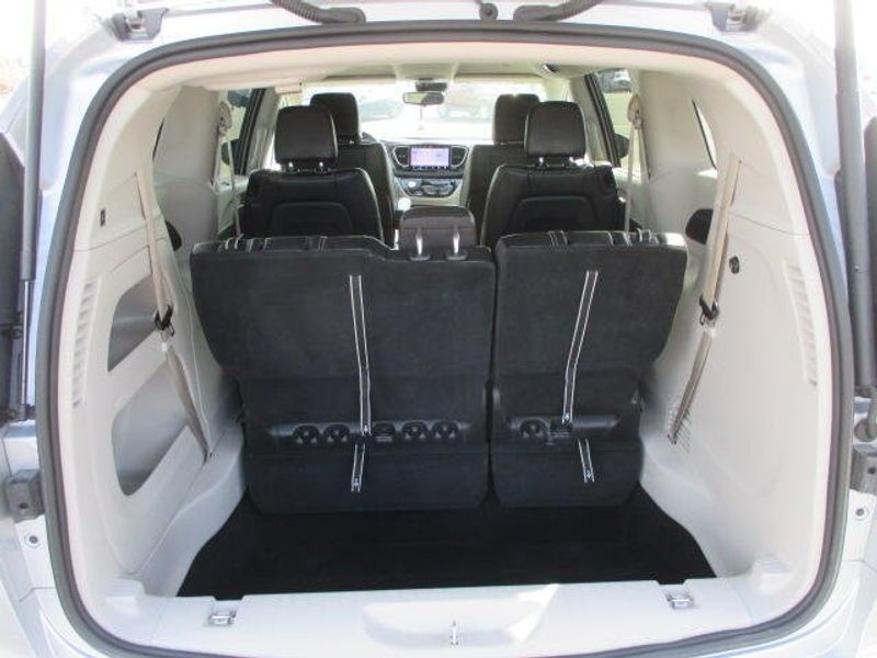 2023 Chrysler Pacifica Touring LImage 9