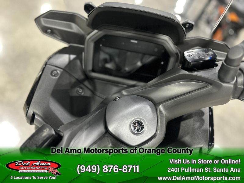 2025 Yamaha Xmax Image 11