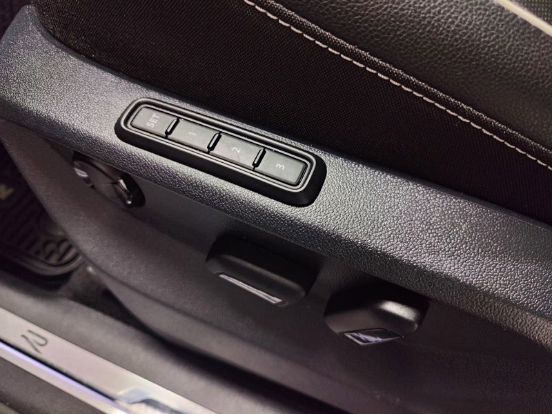 Used 2024 Volkswagen Tiguan AWD SEL R-Line w/Sunroof/NavImage 19