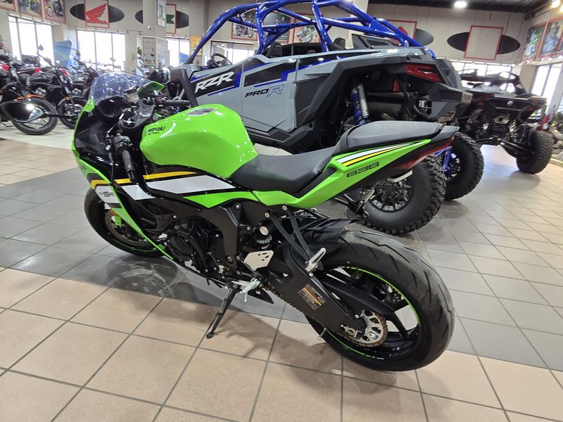 USED 2025 KAWASAKI NINJA ZX6R KRT EDITION LIME GREEN AND EBONY AND PEARL BLIZZARD WHITE Image 6