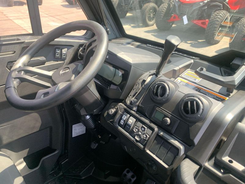 New 2025 Can-Am DEFENDER MAX LIMITED CAB HD10 Image 22