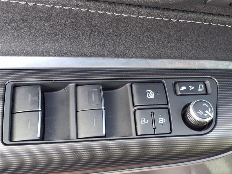 Used 2022 Toyota Venza XLEImage 17