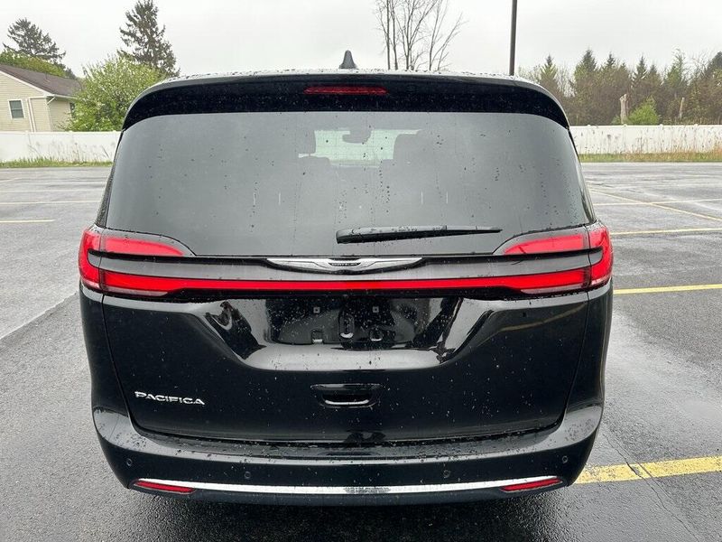 2025 Chrysler Pacifica SelectImage 9