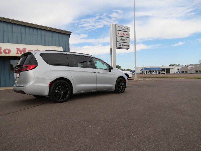 2024 Chrysler Pacifica Touring LImage 1