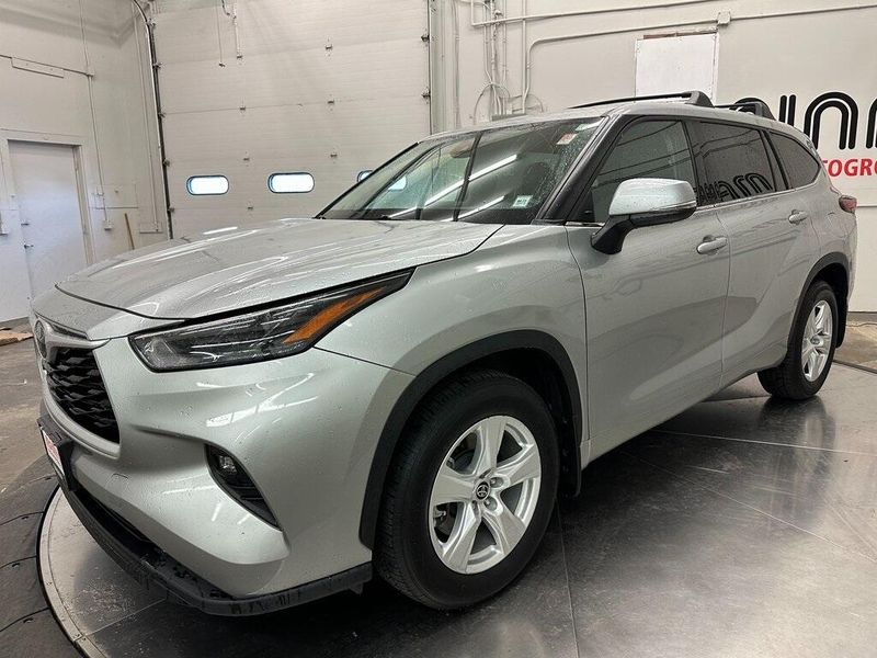 2022 Toyota Highlander LEImage 11