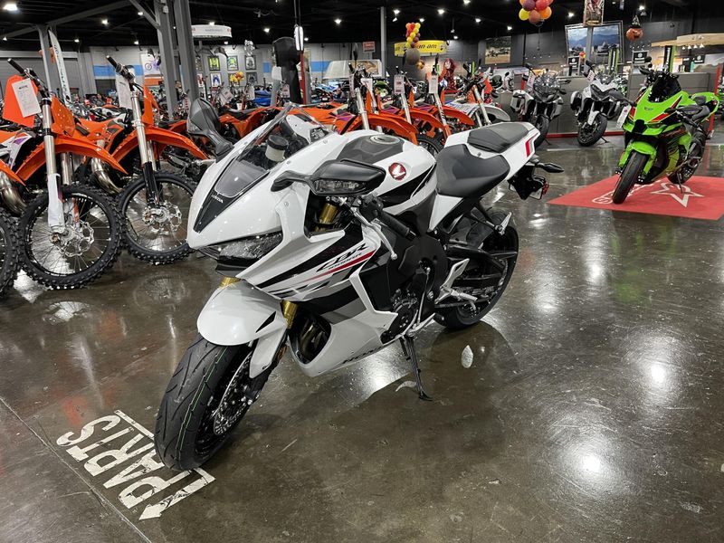 2025 Honda CBR1000RR Image 4