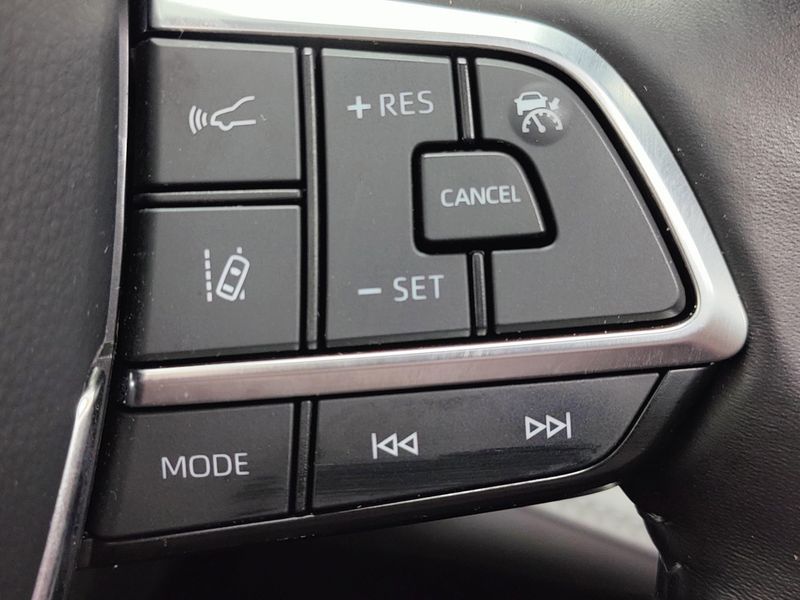 2021 Toyota Highlander Hybrid XLE AWD w/Sunroof/NavImage 9