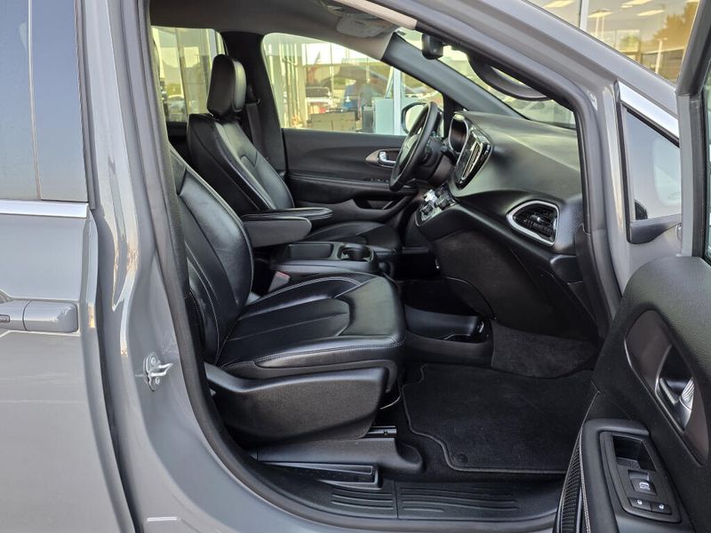 Used 2025 Chrysler Pacifica Select