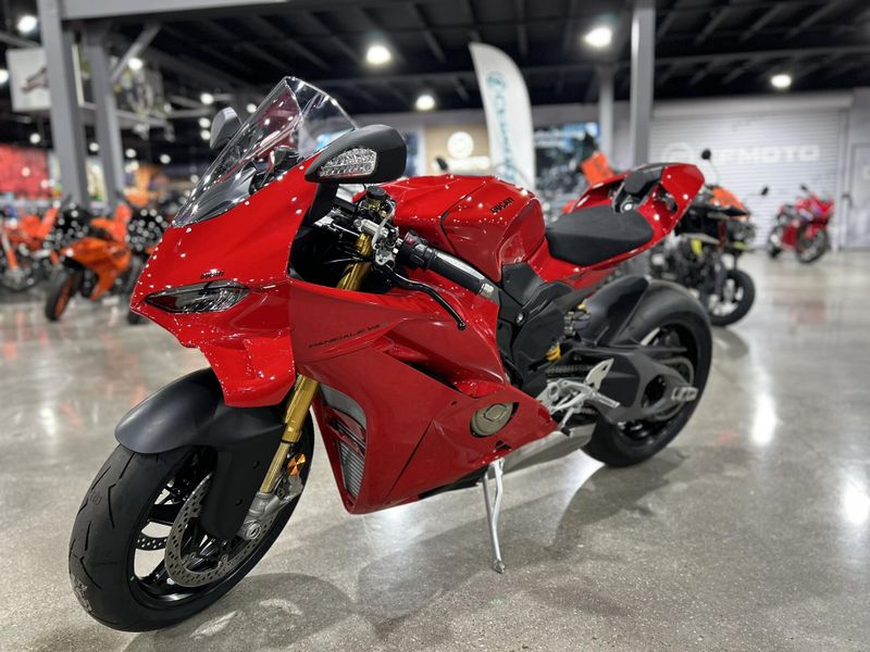 New 2025 Ducati PANIGALE V4 S Image 13