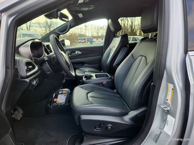 New 2026 Chrysler Pacifica Select