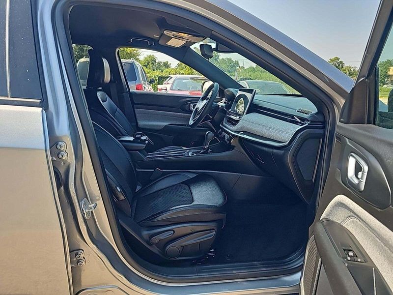 2024 Jeep Compass Latitude photo 2