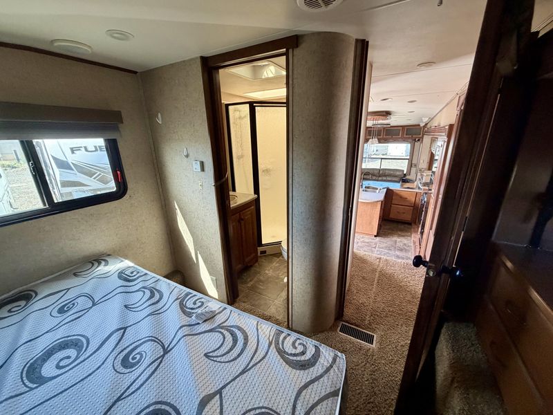 Used 2012 HEARTLAND BIGHORN 3185RL Image 10