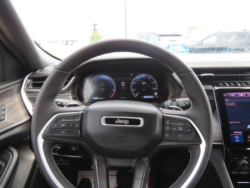 Used 2025 Jeep Grand Cherokee Limited 4x4 4dr SUVImage 12