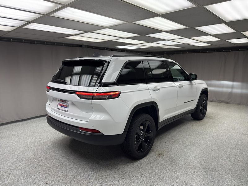 New 2026 Jeep Grand Cherokee Limited 4x4Image 3