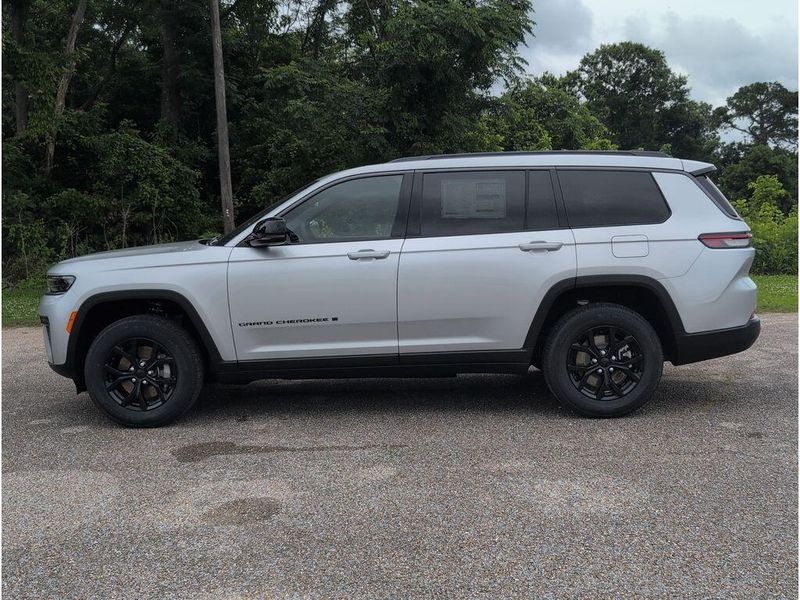 New 2026 Jeep Grand Cherokee L Laredo Altitude 4x4Image 2