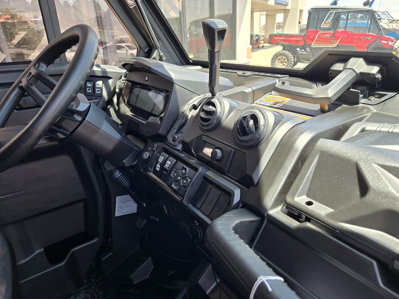 2025 Can-Am DEFENDER MAX LIMITED CAB HD10 DESERT TAN AND STEALTH BLACK Image 13