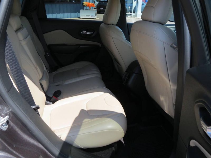 Used 2017 Jeep Cherokee Limited 4x4 4dr SUVImage 9