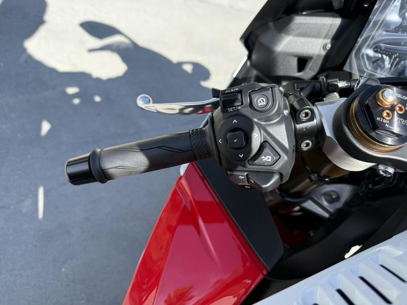 New 2025 Yamaha YZF-R9 Image 12