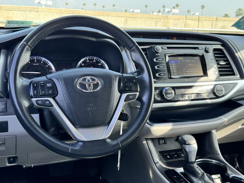 2015 Toyota Highlander Image 30