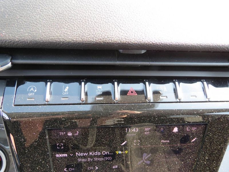 Used 2022 Jeep Grand Cherokee L Laredo 4x4 4dr SUVImage 21