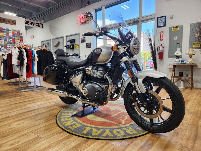 2024 Royal Enfield SUPER METEOR  in a INTERSTELLAR GREY exterior color. Royal Enfield Motorcycles of Miami (786) 845-0052 remotorcyclesofmiami.com 