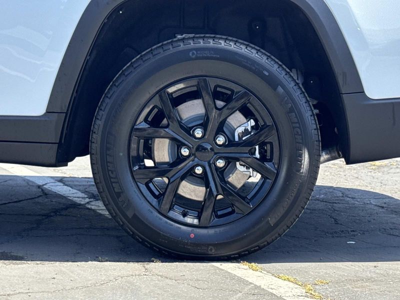 New 2026 Jeep Grand Cherokee L Laredo Altitude 4x4