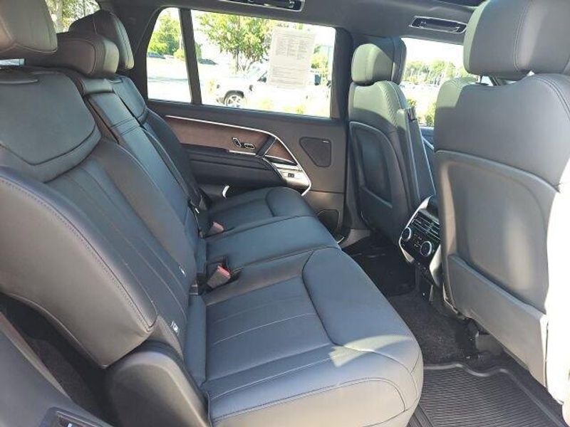 Used 2025 Land Rover Range Rover SE