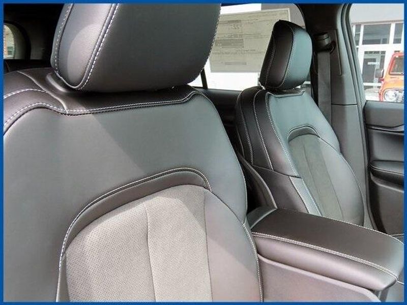 New 2025 Jeep Grand Cherokee Altitude XImage 9