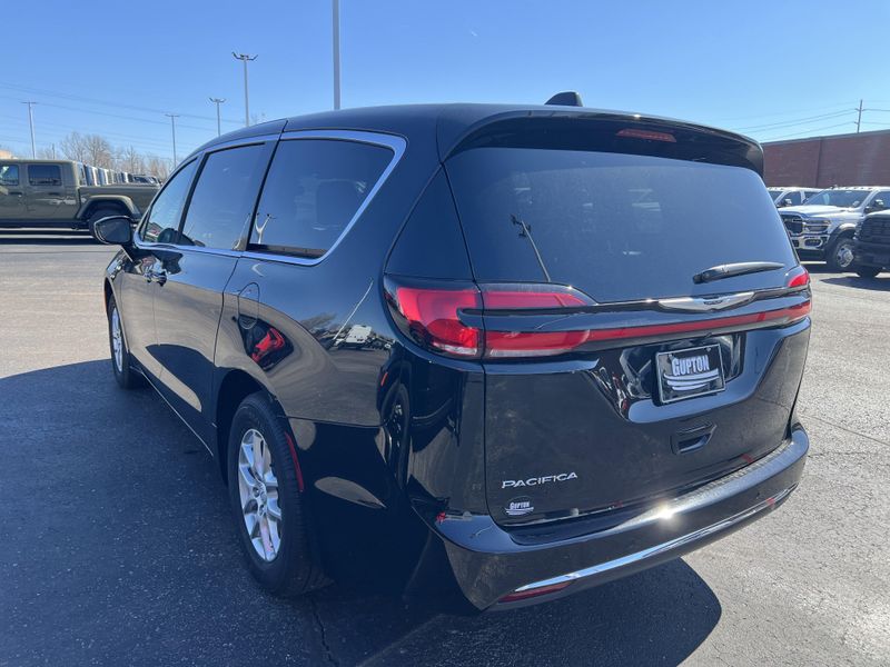 New 2026 Chrysler Pacifica SelectImage 8