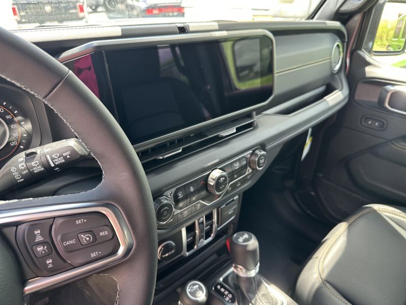 New 2025 Jeep Wrangler 4-door SaharaImage 23