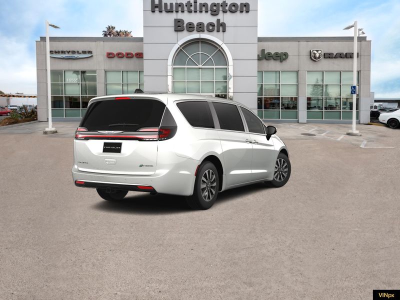 2025 Chrysler Pacifica Hybrid SelectImage 7