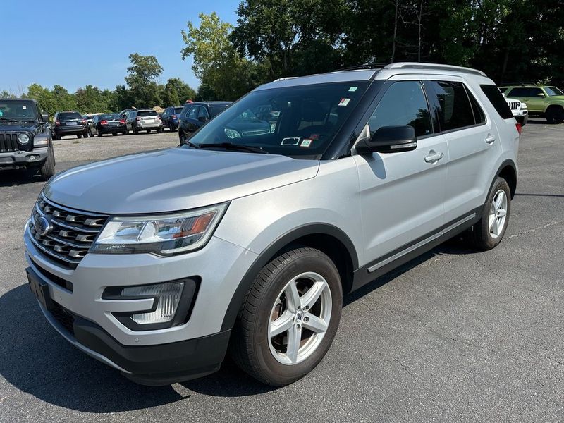 2017 Ford Explorer XLTImage 11